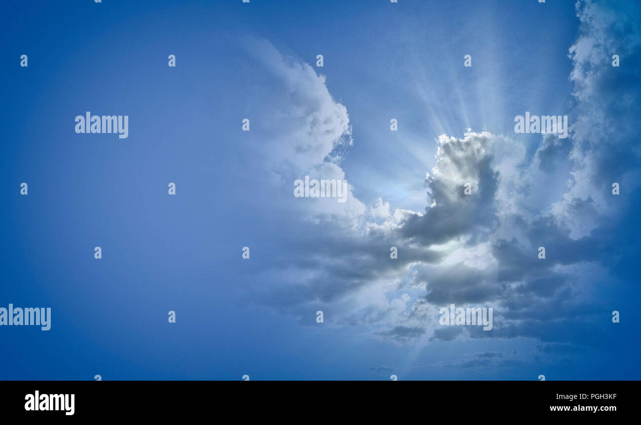Konzept FOTOGRAFIE: Dramatische Wolkenbildung Stockfoto