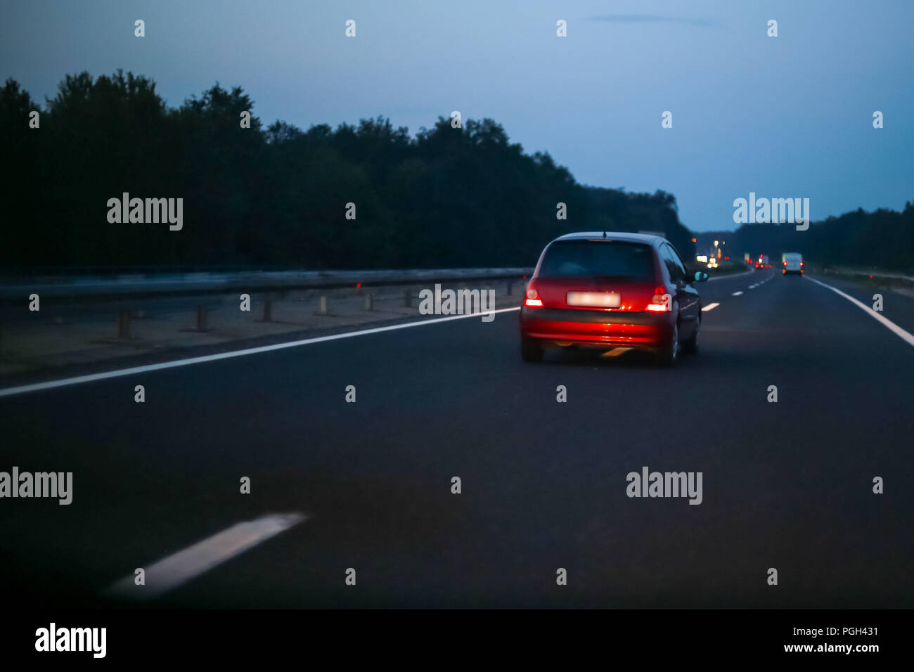 Auto fahren auf der Autobahn bei Sonnenuntergang. Stockfoto