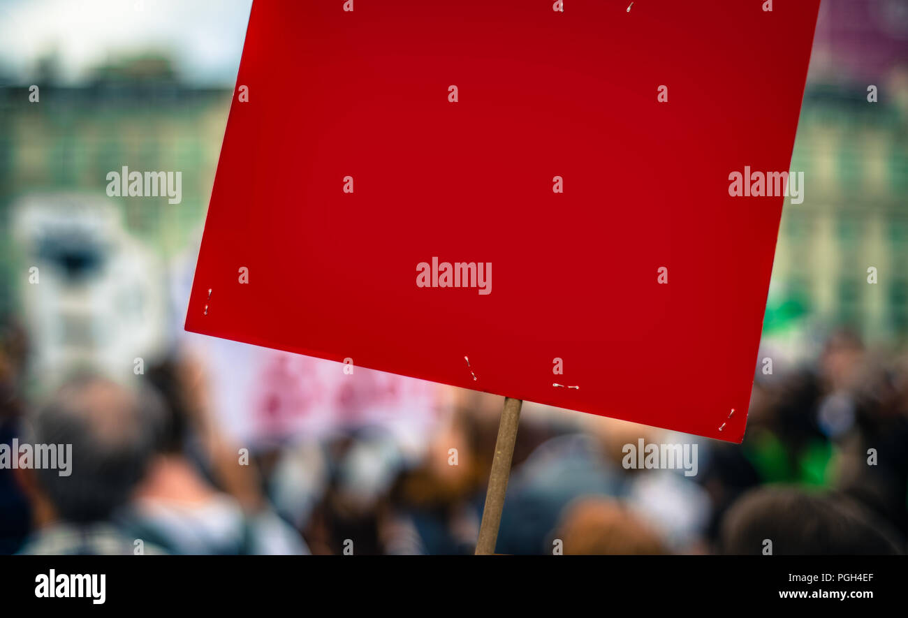 Eine leere rote Zeichen für Ihren Text an einer Rallye oder Protest oder März Stockfoto