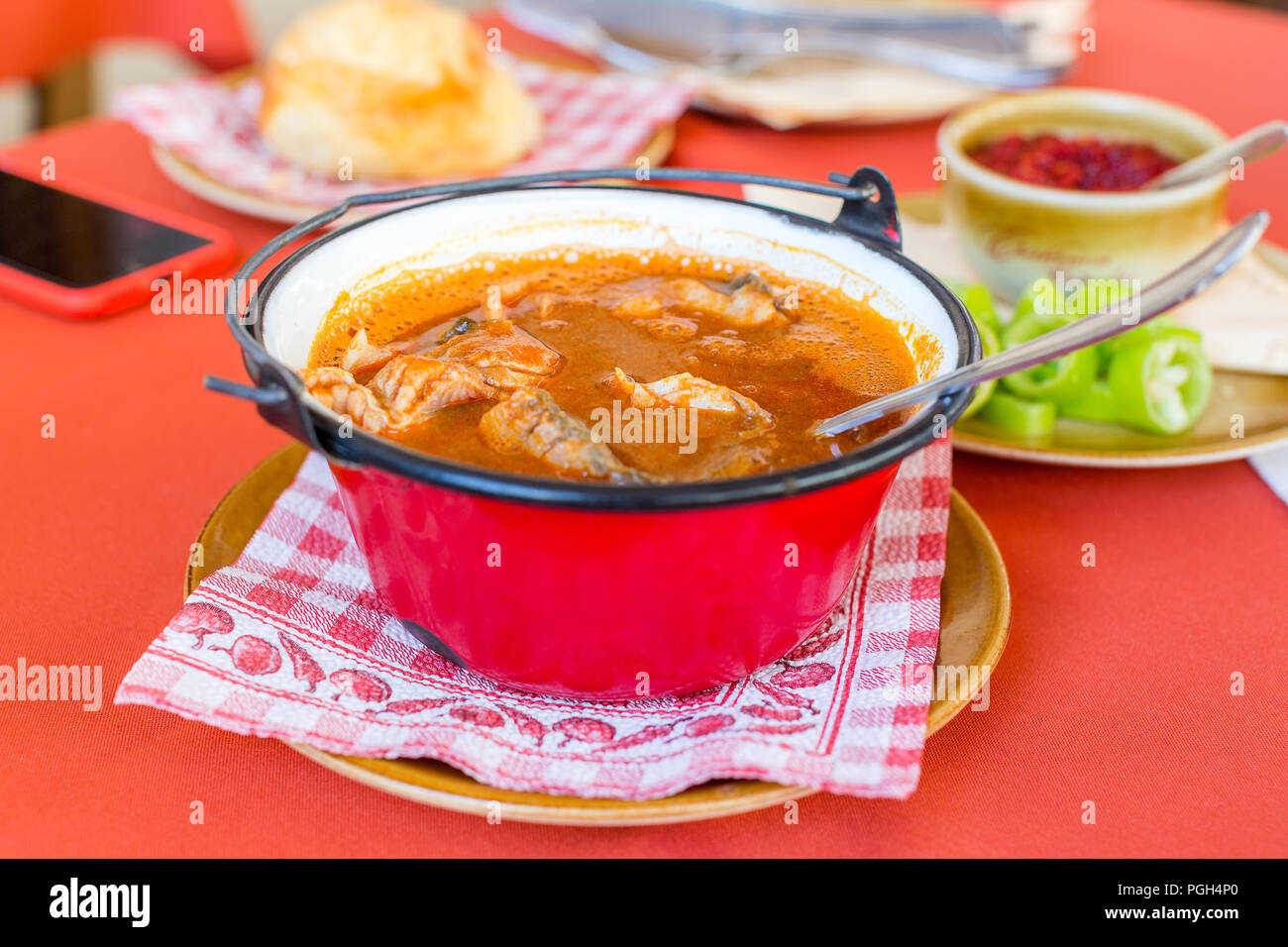 Traditionelle ungarische Fischsuppe in einem kleinen roten Wasserkocher Stockfoto