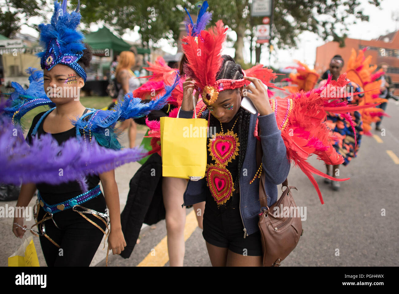 Die Teilnehmer in diesem Jahr an der Notting Hill Carnival starker Regen während der Tag der Familie mutig. Stockfoto