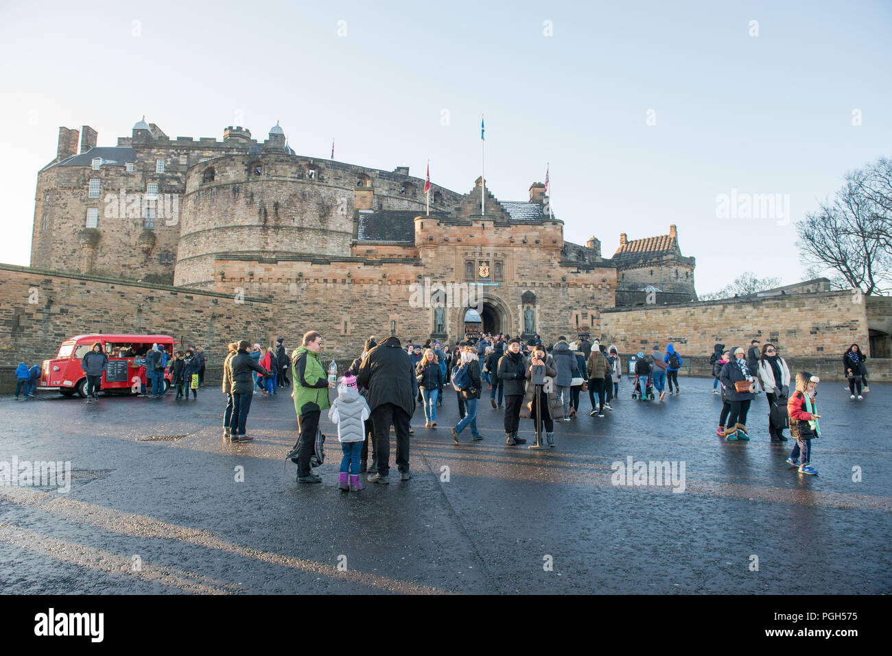 Allgemeine Aufnahmen von Touristen in Edinburgh Castle Esplanade für Geschichte auf Besucherzahlen, Tourismus Stockfoto
