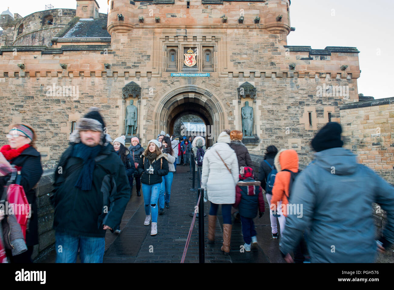 Allgemeine Aufnahmen von Touristen in Edinburgh Castle Esplanade für Geschichte auf Besucherzahlen, Tourismus Stockfoto
