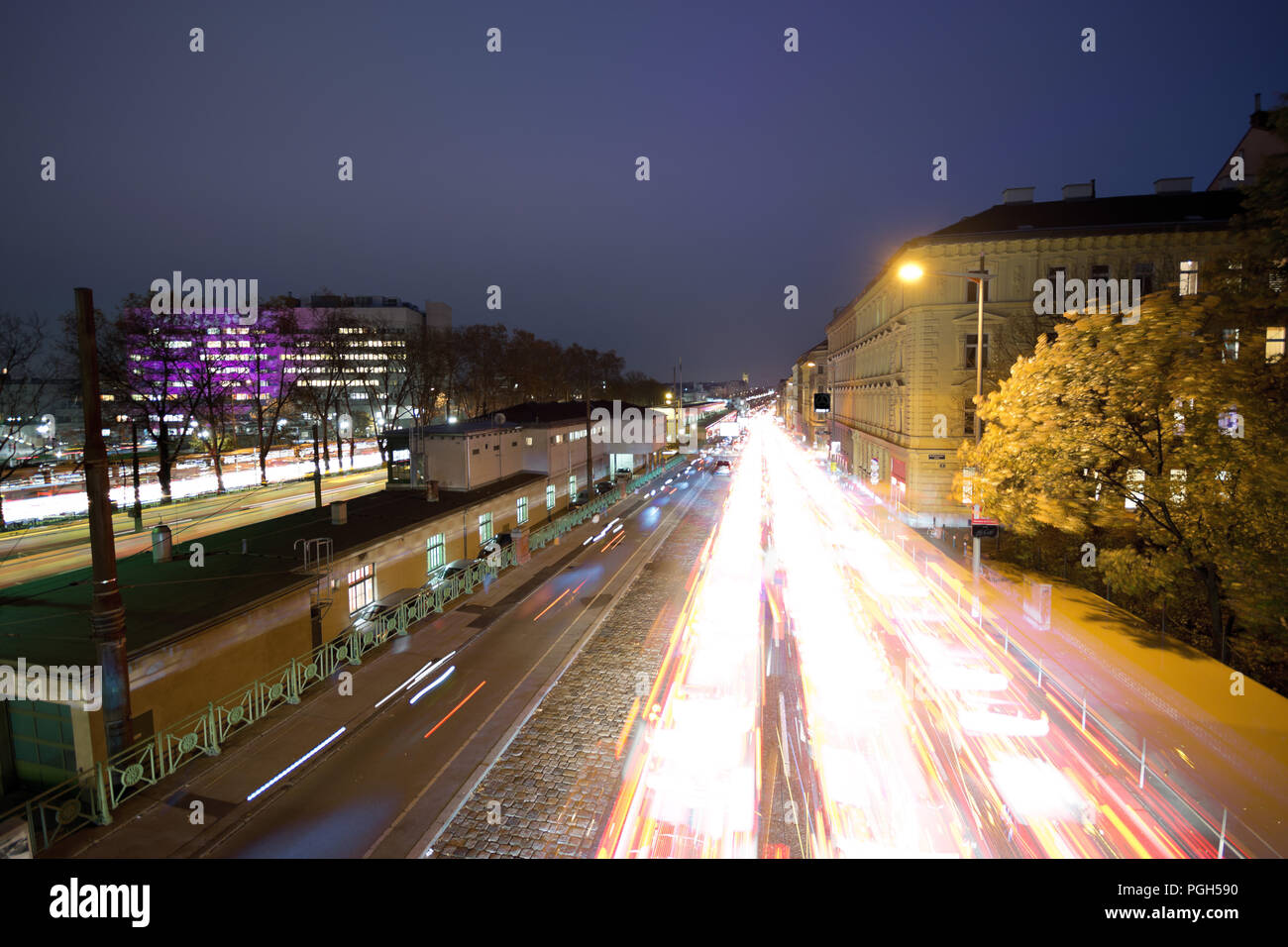 Nächtliche Verkehr produzieren Auto Licht Wanderwege auf der Währinger Gürtel in der Nähe von Michelbeuern, wo die Wiener Allgemeinen Krankenhaus AKH befindet. Stockfoto