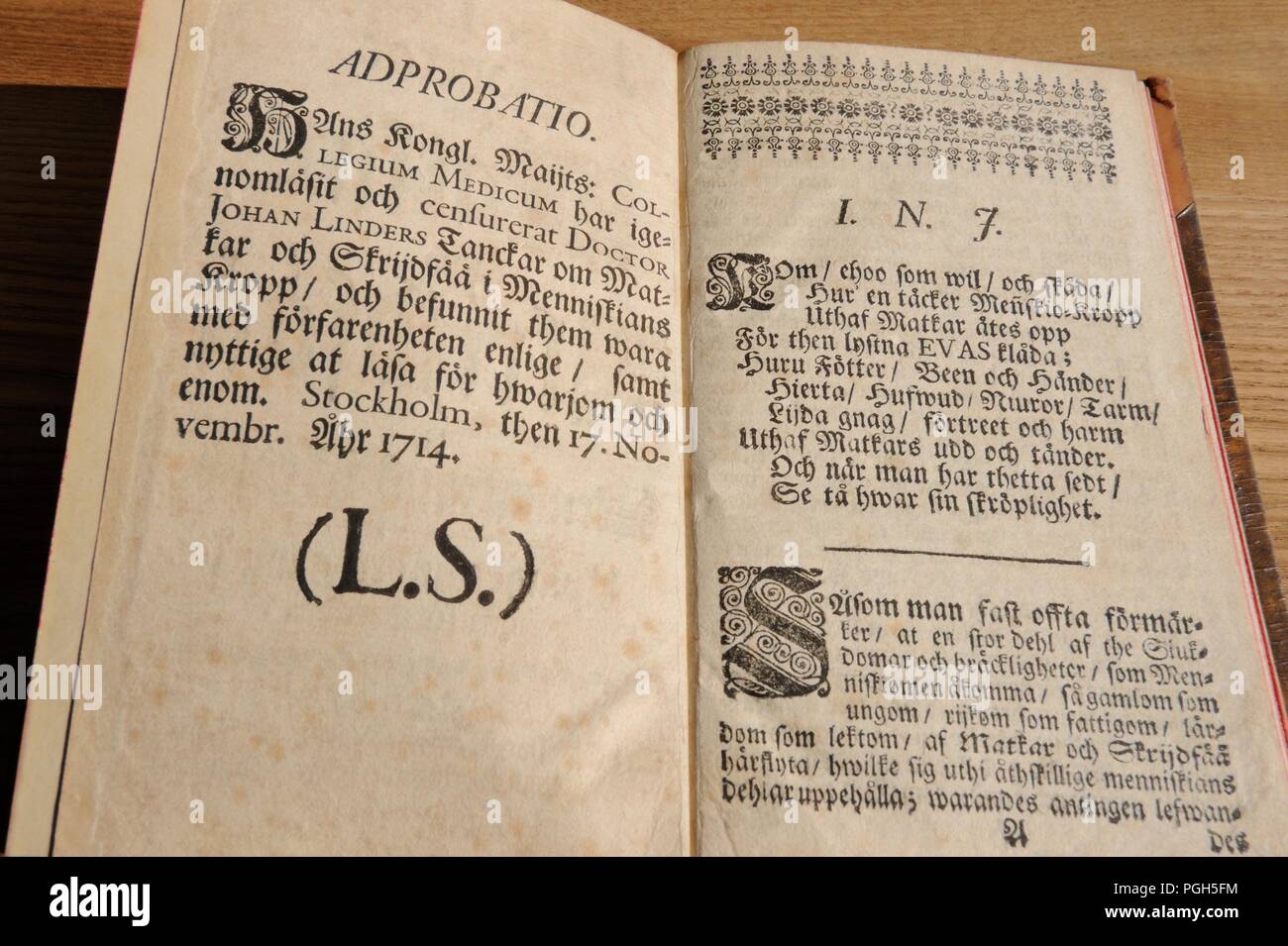 Kongliga Majestets Collegium Medicum har igenomläsit och cenfurerat Arzt Johan Linders Skrijdfåå Matkar Tanckar om och ich Menniskian Kropp och befunn Stockfoto