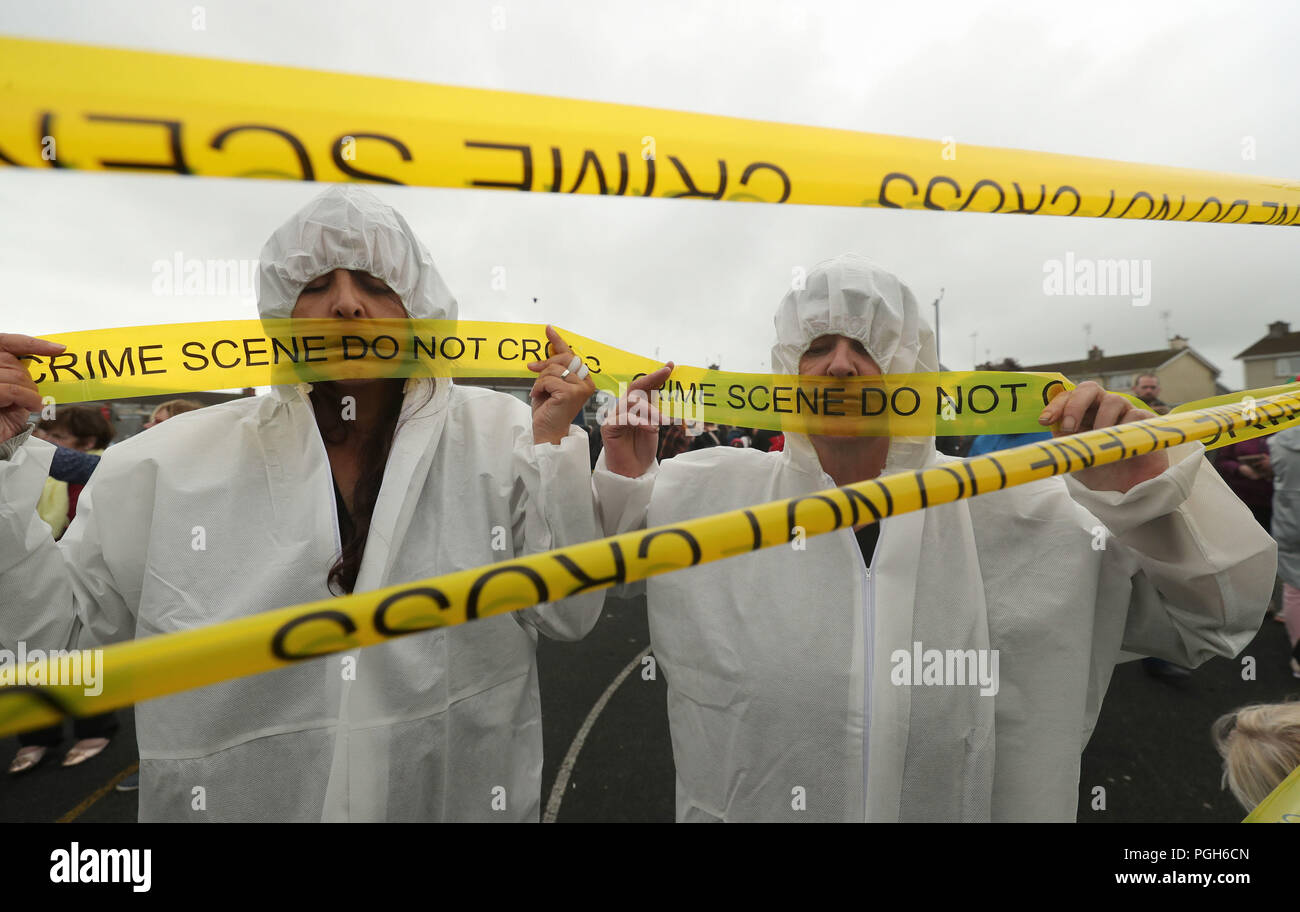 Eine Gruppe von Aktivisten, Tatort Band als Menschen versammeln sich auf dem Gelände der ehemaligen Tuam Heim für ledige Mütter in der Grafschaft Galway, wo ein Massengrab von rund 800 Babys vor kurzem aufgedeckt wurde, zu protestieren, während des Besuchs in Irland von Papst Franziskus. Stockfoto