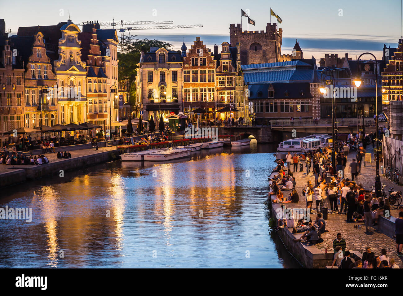 Gent, Belgien - 20. Juni 2018 - Fluß Leie Damm am Abend, Burg Gravensteen im Hintergrund Stockfoto