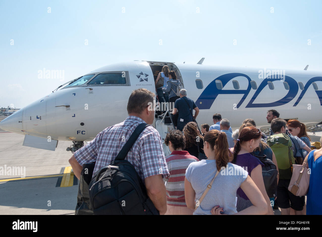 Ljubljana, Slowenien - 25. August 2018: Passagiere Adria Airways Bombardier CRJ-900 Passenger Jet am Flughafen Ljubljana, SKopje. Adria ist lokale c Stockfoto