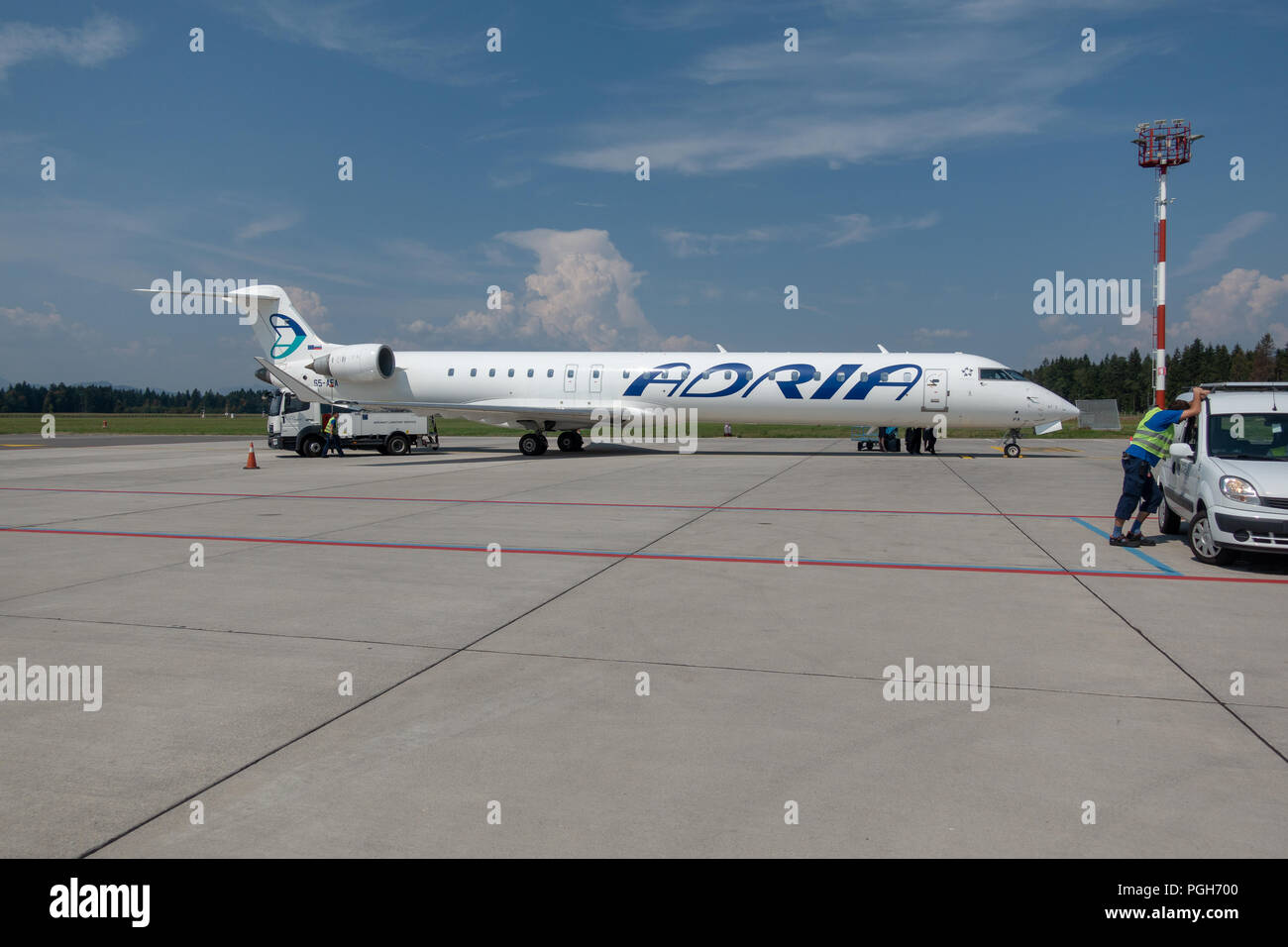 Ljubljana, Slowenien - 25. August 2018: Adria Airways Bombardier CRJ-900 Passenger Jet am Flughafen Ljubljana geparkt. Adria ist lokale Träger sh anschließen Stockfoto