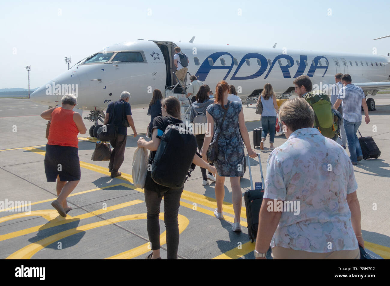Ljubljana, Slowenien - 25. August 2018: Passagiere Adria Airways Bombardier CRJ-900 Passenger Jet am Flughafen Ljubljana, SKopje. Adria ist lokale c Stockfoto