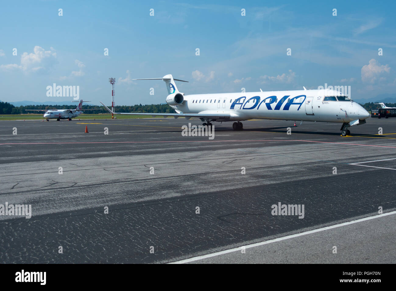 Ljubljana, Slowenien - 25. August 2018: Adria Airways Bombardier CRJ-900 Passenger Jet am Flughafen Ljubljana geparkt. Adria ist lokale Träger sh anschließen Stockfoto