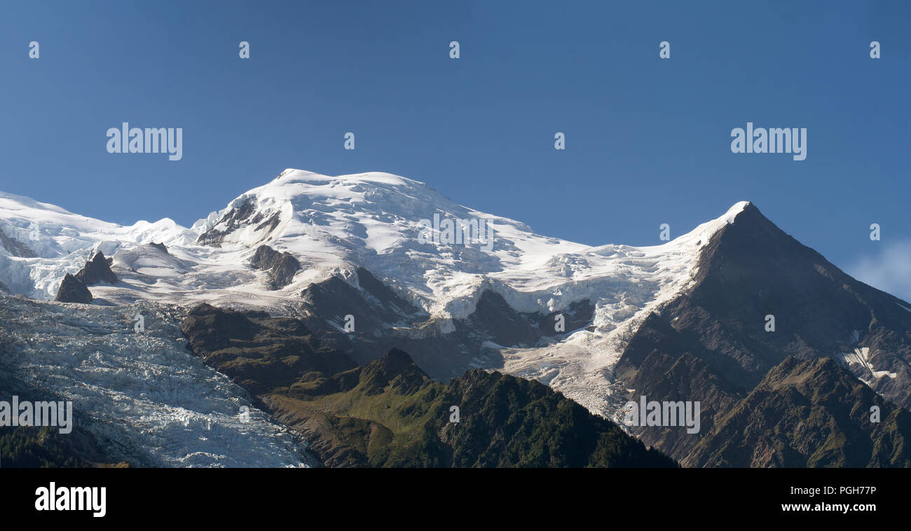 Dome und Aiguille du Gouter Berggipfel mit dem bossons Gletscher in den Europäischen Alpen, im Sommer eine verschneite Landschaft. Stockfoto