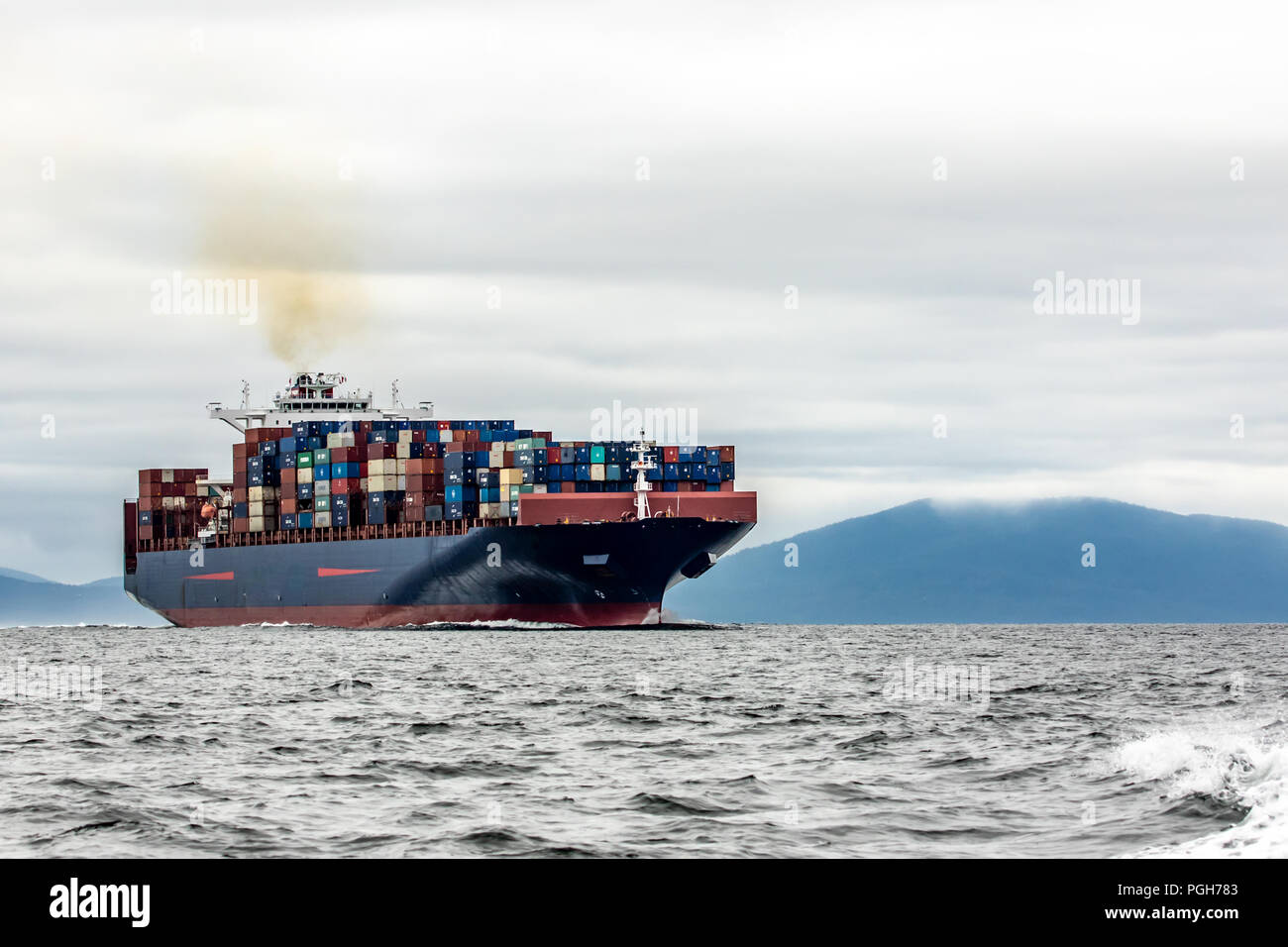 Frachtschiff Frachter Durchführung Cargo Container in einem Versand Lane auf der die San Juan Inseln in der Nähe von Vancouver. Stockfoto