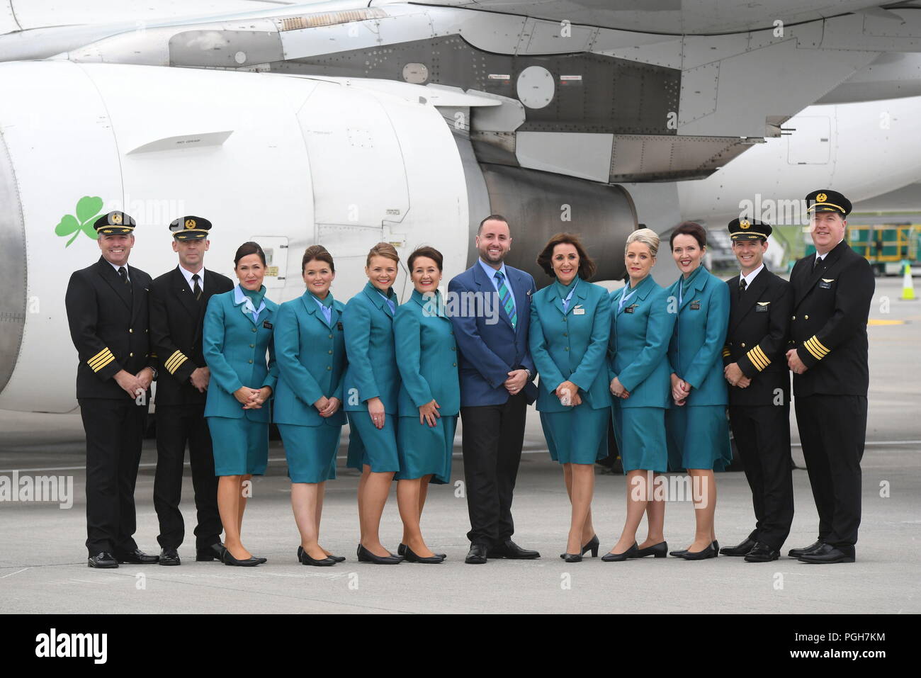 Capitain Steve Kelly (ganz rechts) und seine Crew für ein Foto posieren vor der zurück fliegen Papst Franziskus im Vatikan auf einer Aer Lingus Flugzeuge vom Flughafen Dublin, seinem zweitägigen Besuch in Irland Ende. Stockfoto