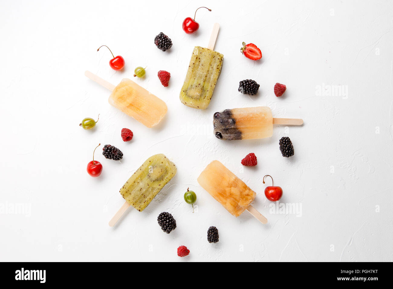 Bild von oben von gefrorenem Obst Eis, Stachelbeere, Black, Cherry Stockfoto