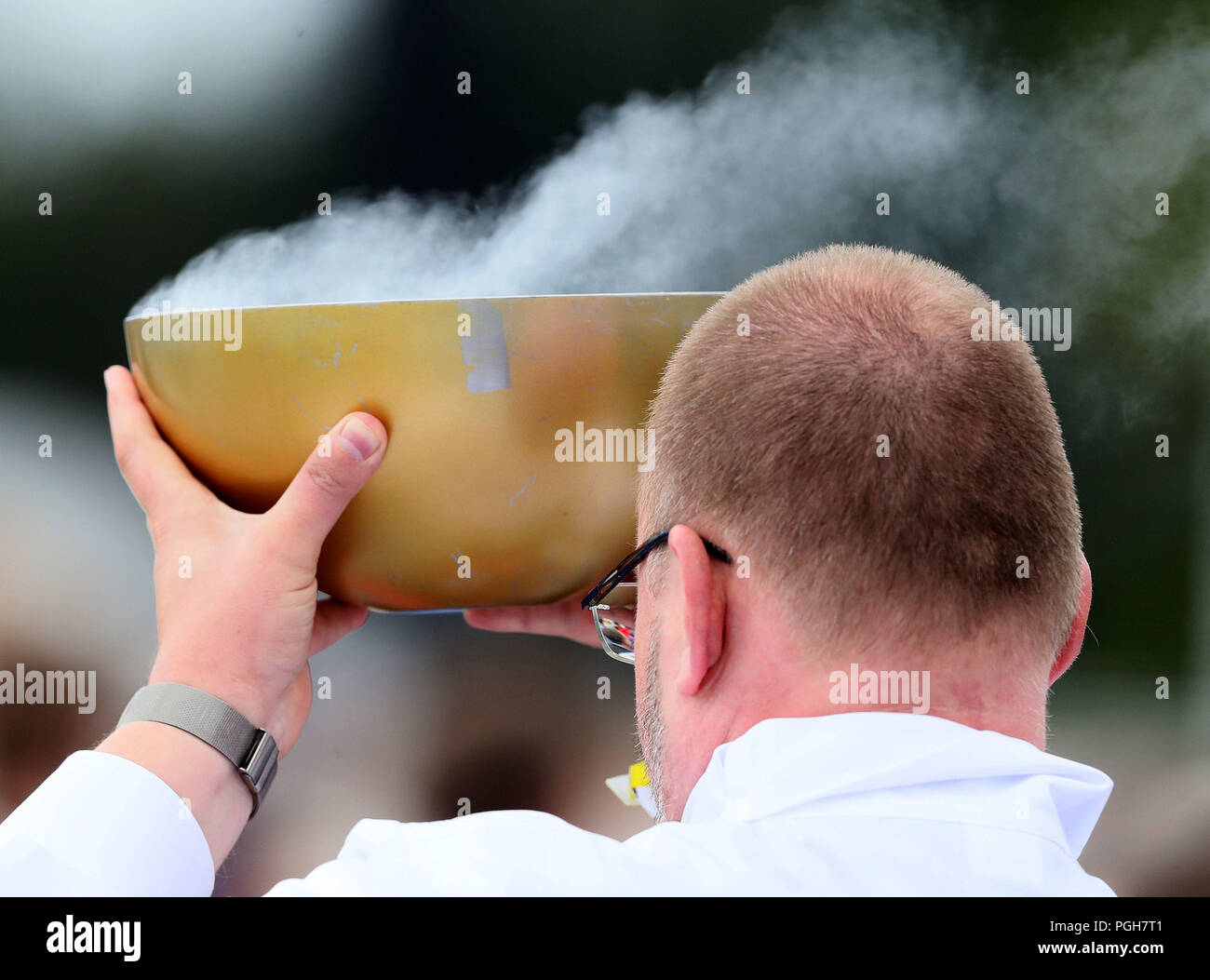 Ein Mitglied des Klerus trägt eine Schüssel mit Weihrauch während Papst Franziskus' Schlussgottesdienst auf dem Welttreffen der Familien in Dublins Phoenix Park, der als Teil seines Besuchs in Irland. Stockfoto