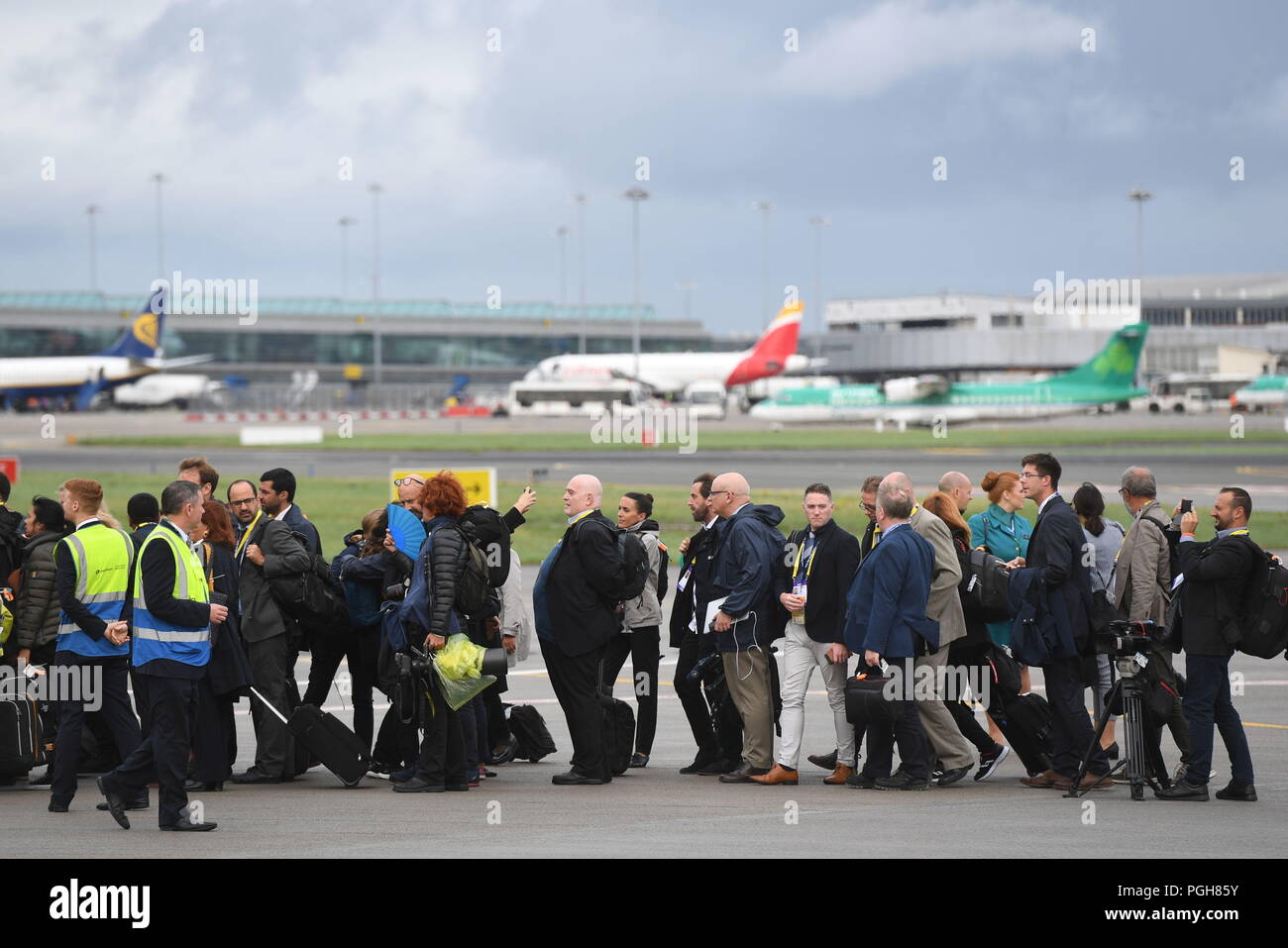 Papst Franziskus' Reisen Presse Gericht kommen am Flughafen Dublin zurück zum Vatikan seinen Besuch in Irland Ende zu fliegen. Stockfoto