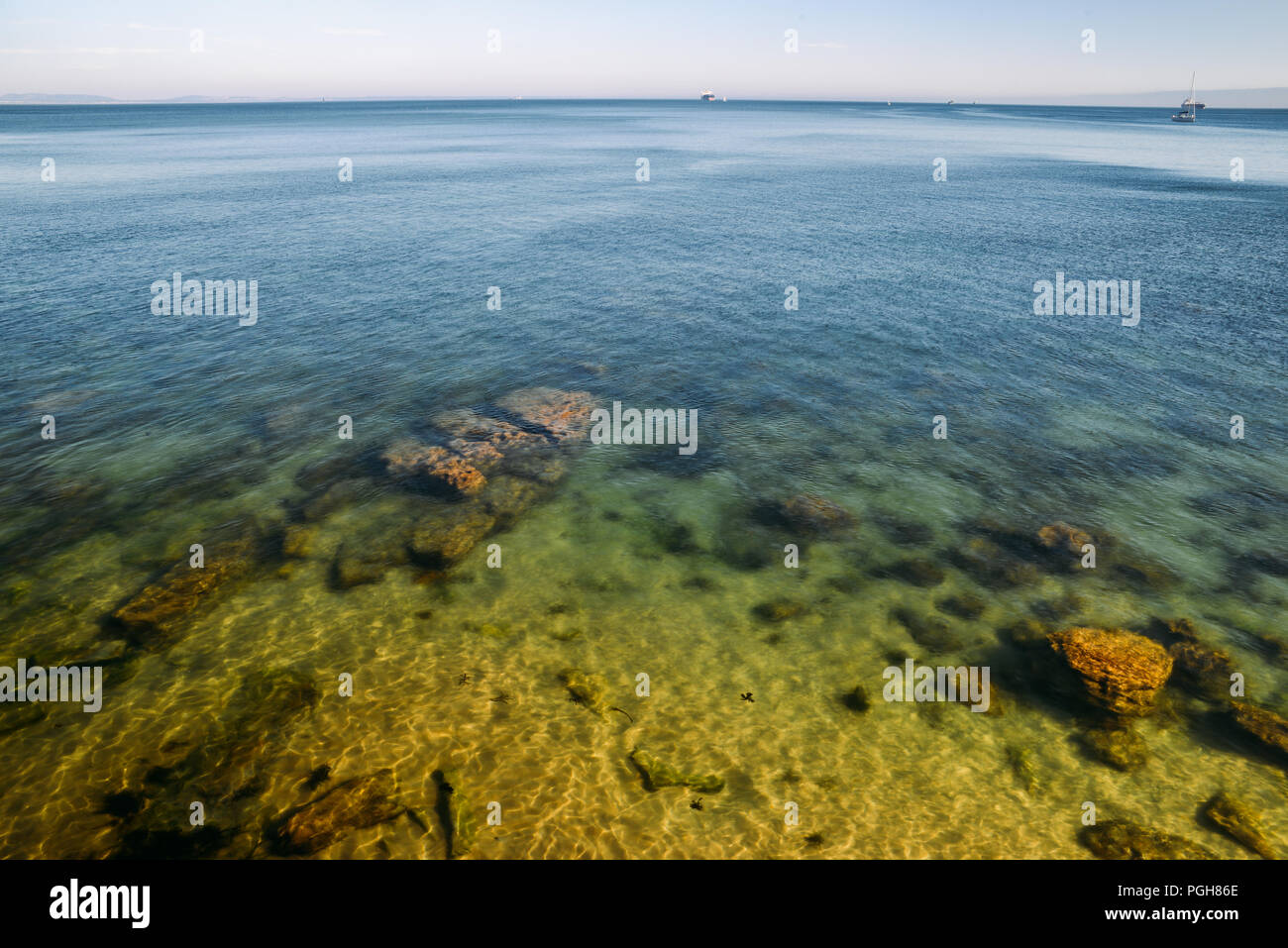 Deep Blue See mit sauberem Trinkwasser. Stockfoto