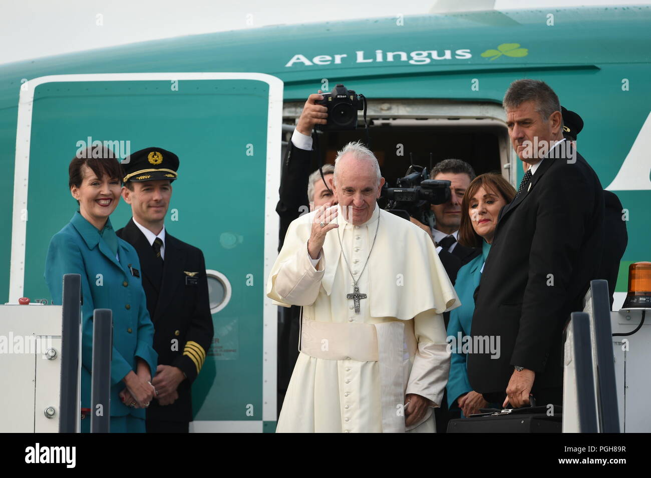 Papst Franziskus verlassen auf einem Aer Lingus Flugzeuge vom Flughafen Dublin zurück zum Vatikan ein Ende zu seinem Besuch in Irland. Stockfoto