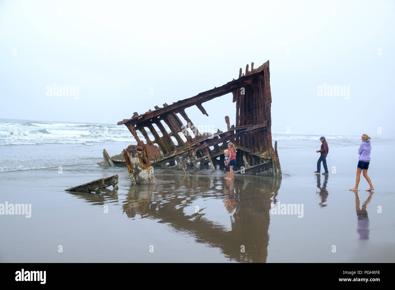 Wrack des Schiffes Peter Iredale am Fort Stevens State Park, Hammond, Indiana, USA, Stockfoto
