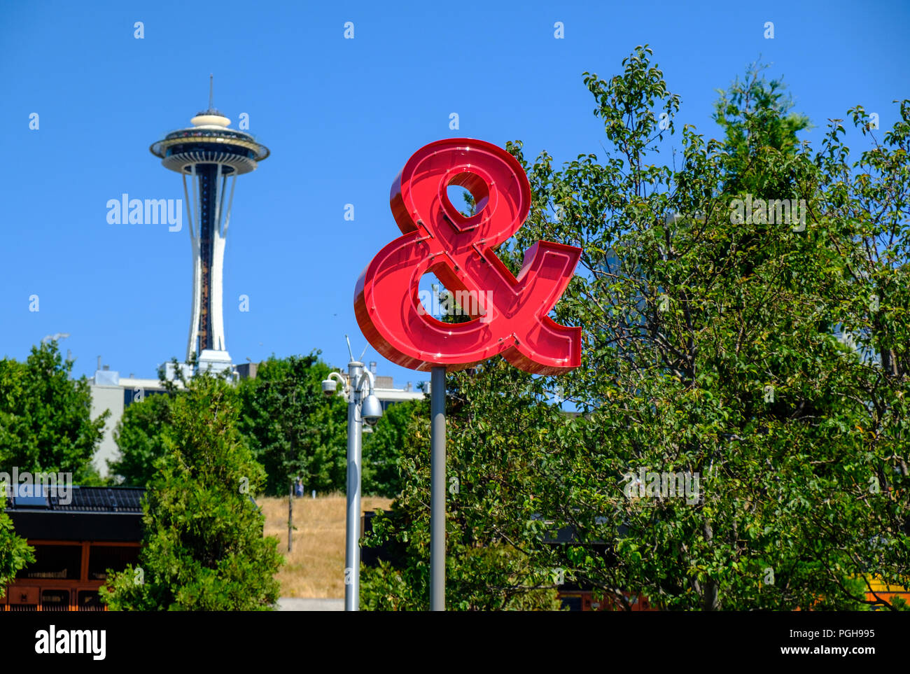 Red kaufmännisches und Skulptur (Liebe und Verlust Skulptur von Roy McMakin) in den Olympic Skulpturenpark, Seattle, USA Stockfoto