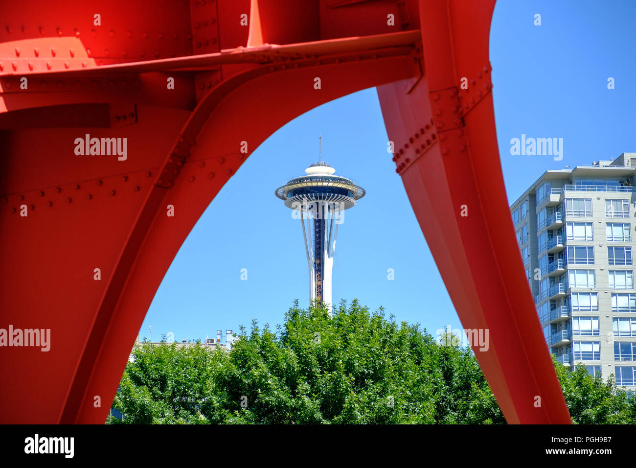 Space Needle, das Seattle Center, durch die Skulptur in den Olympic Skulpturenpark, Seattle, USA Stockfoto