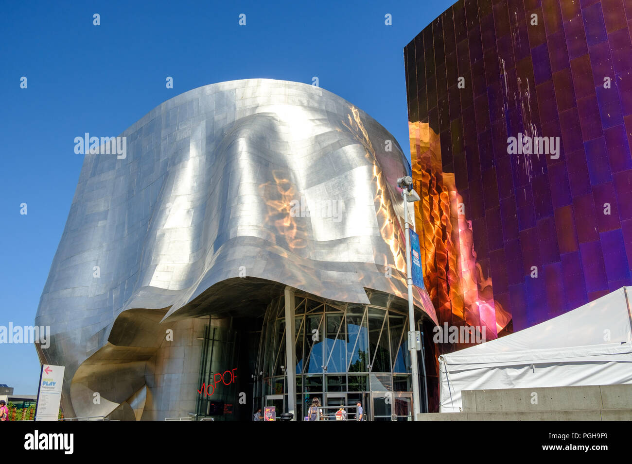 EMP Museum feiert die amerikanische Pop Musik und Kultur, das Seattle Center, durch die Skulptur in den Olympic Skulpturenpark, Seattle, USA Stockfoto