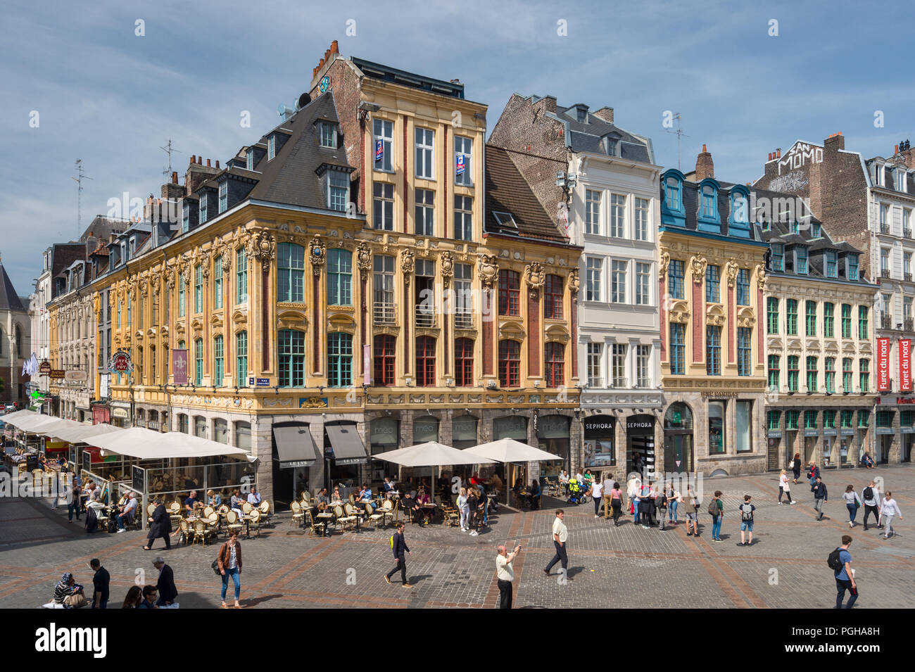 Lille, Frankreich - 15. Juni 2018: die alten Fassaden in der Place du Général de Gaulle, genannt auch Grand Place oder Hauptplatz. Stockfoto