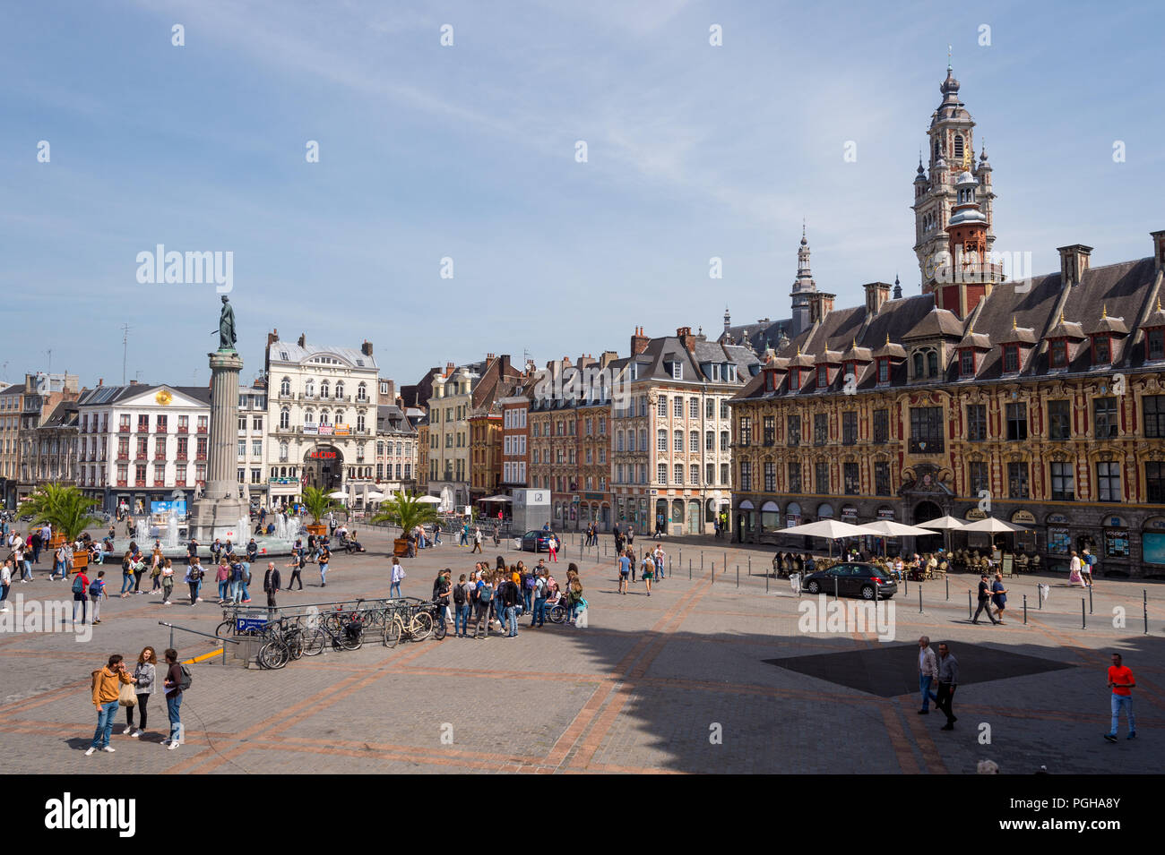 Lille, Frankreich - 15. Juni 2018: die Menschen zu Fuß in der Place du Général de Gaulle, genannt auch Grand Place oder Hauptplatz. Stockfoto