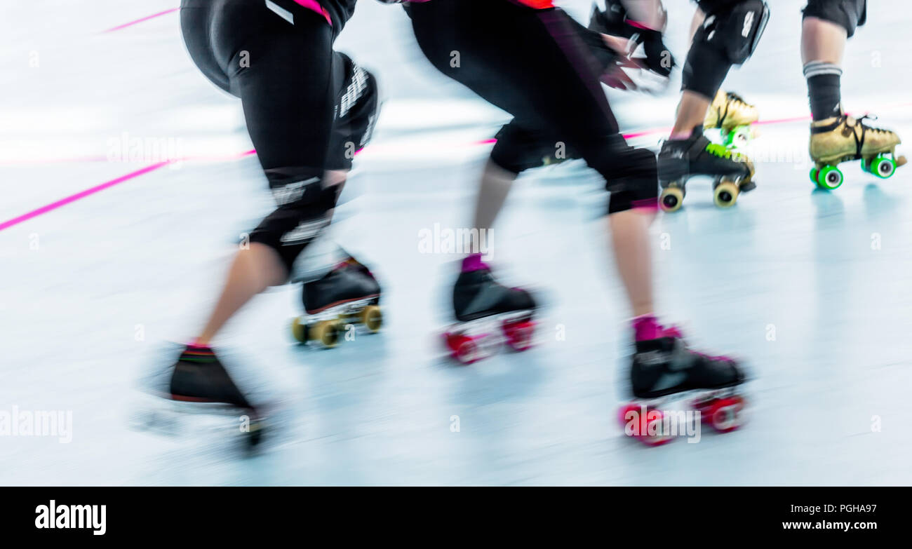 Roller Derby Skater in der Nähe der Beine und Füße. Motion blur Aktion pan Shot Stockfoto