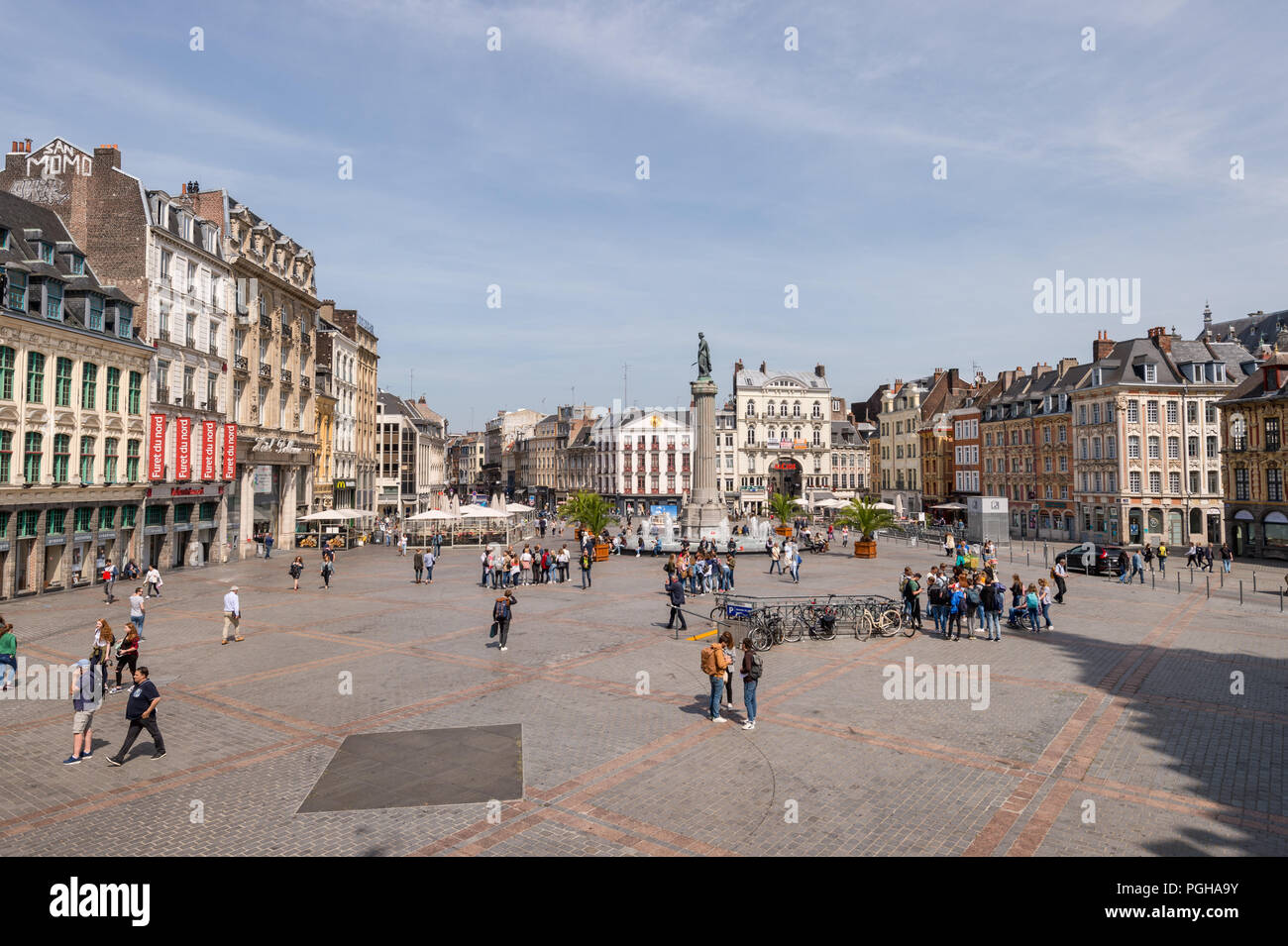 Lille, Frankreich - 15. Juni 2018: die Menschen zu Fuß in der Place du Général de Gaulle, genannt auch Grand Place oder Hauptplatz. Stockfoto
