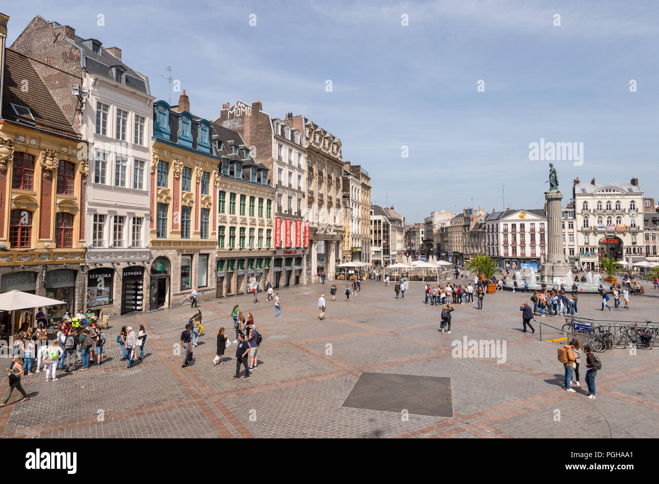 Lille, Frankreich - 15. Juni 2018: die Menschen zu Fuß in der Place du Général de Gaulle, genannt auch Grand Place oder Hauptplatz. Stockfoto