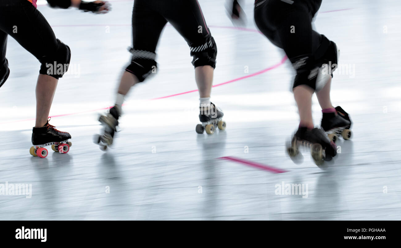 Roller Derby Skater mit Bewegungsunschärfe. Aktion panning erschossen in der Nähe der Beine und Füße. Stockfoto