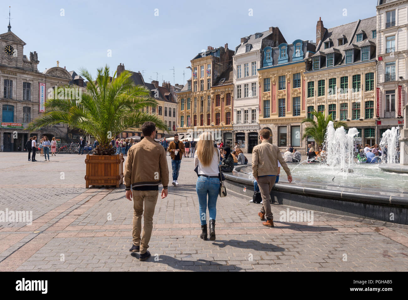 Lille, Frankreich - 15. Juni 2018: die Menschen zu Fuß in der Place du Général de Gaulle, genannt auch Grand Place oder Hauptplatz. Stockfoto