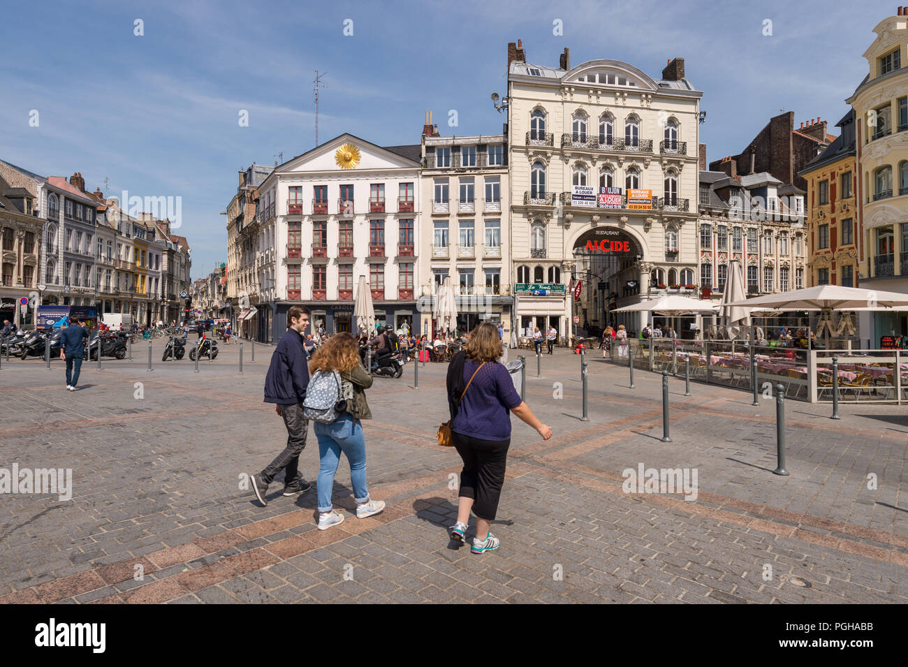 Lille, Frankreich - 15. Juni 2018: die Menschen zu Fuß in der Place du Général de Gaulle, genannt auch Grand Place oder Hauptplatz. Stockfoto
