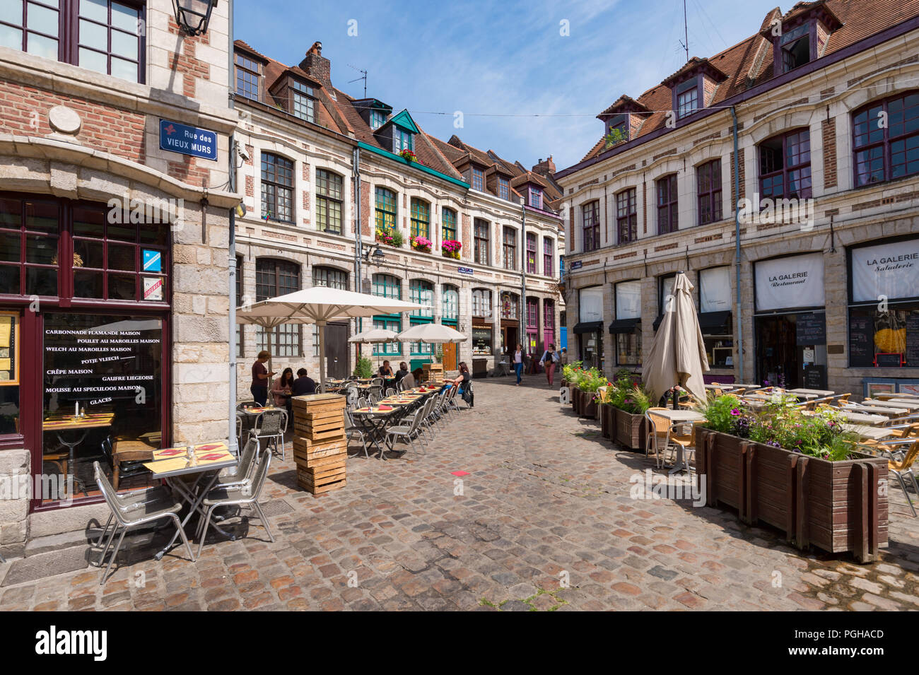 Lille, Frankreich - 15. Juni 2018: Gepflasterter Platz "Place de oignons", im historischen Viertel Vieux Lille entfernt Stockfoto