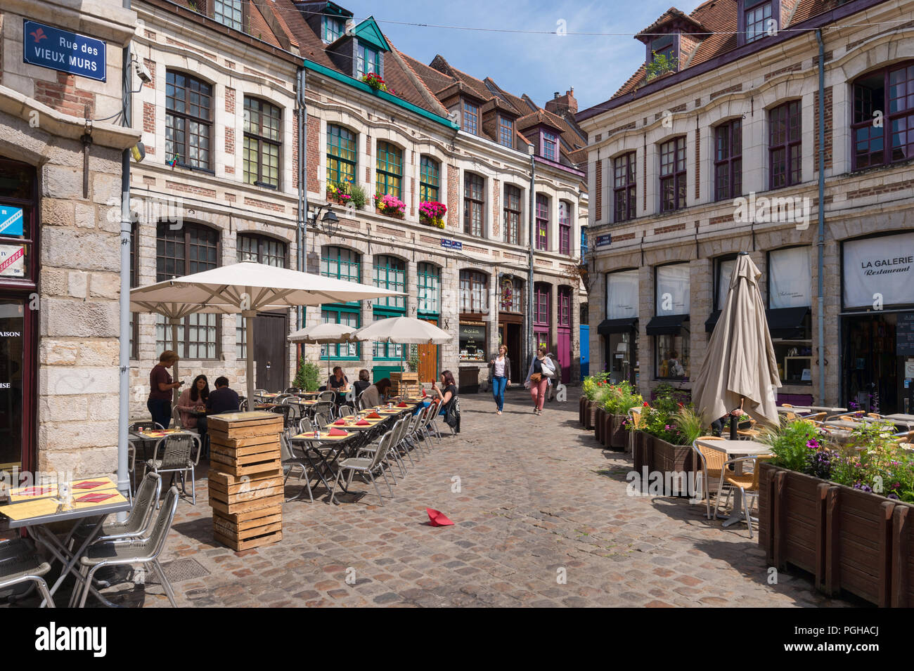Lille, Frankreich - 15. Juni 2018: Gepflasterter Platz "Place de oignons", im historischen Viertel Vieux Lille entfernt Stockfoto