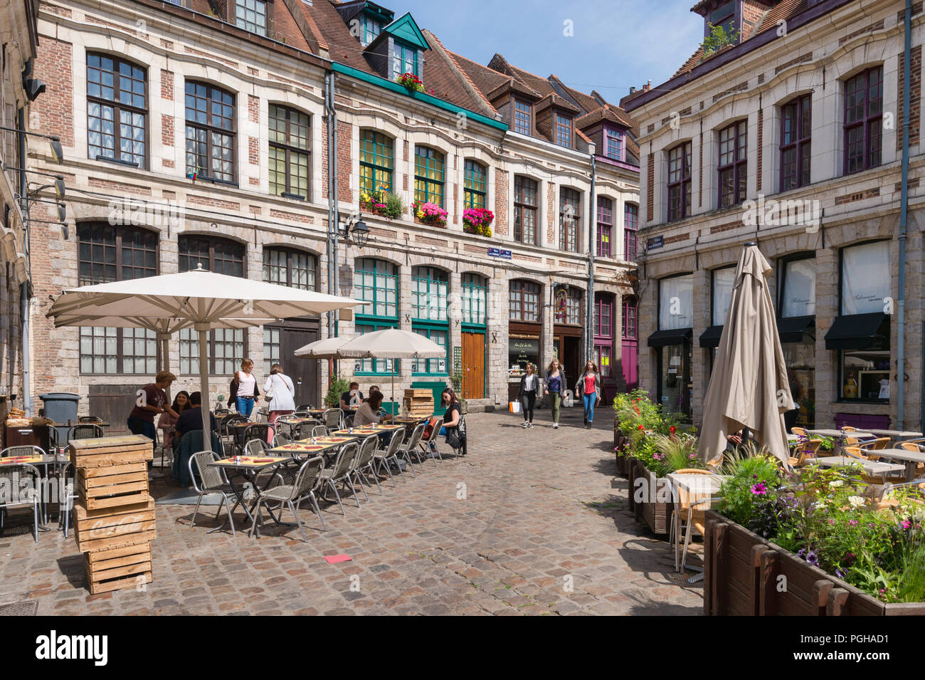 Lille, Frankreich - 15. Juni 2018: Gepflasterter Platz "Place de oignons", im historischen Viertel Vieux Lille entfernt Stockfoto