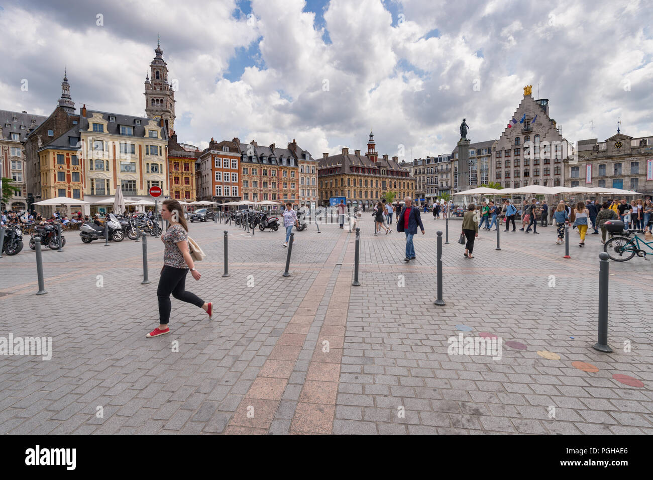 Lille, Frankreich - 15. Juni 2018: die Menschen zu Fuß in der Place du Général de Gaulle, genannt auch Grand Place oder Hauptplatz. Stockfoto