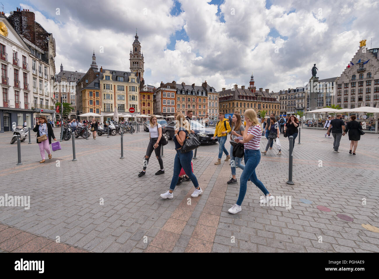 Lille, Frankreich - 15. Juni 2018: die Menschen zu Fuß in der Place du Général de Gaulle, genannt auch Grand Place oder Hauptplatz. Stockfoto
