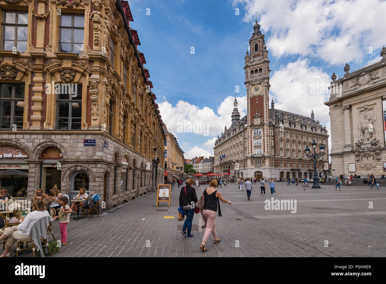 Lille, Frankreich - 15. Juni 2018: die Menschen zu Fuß im Theater Platz. Glockenturm der Chambre de Commerce und der Oper im Hintergrund. Stockfoto