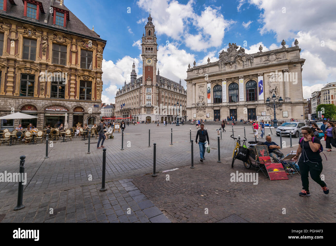 Lille, Frankreich - 15. Juni 2018: die Menschen zu Fuß im Theater Platz. Glockenturm der Chambre de Commerce und der Oper im Hintergrund. Stockfoto