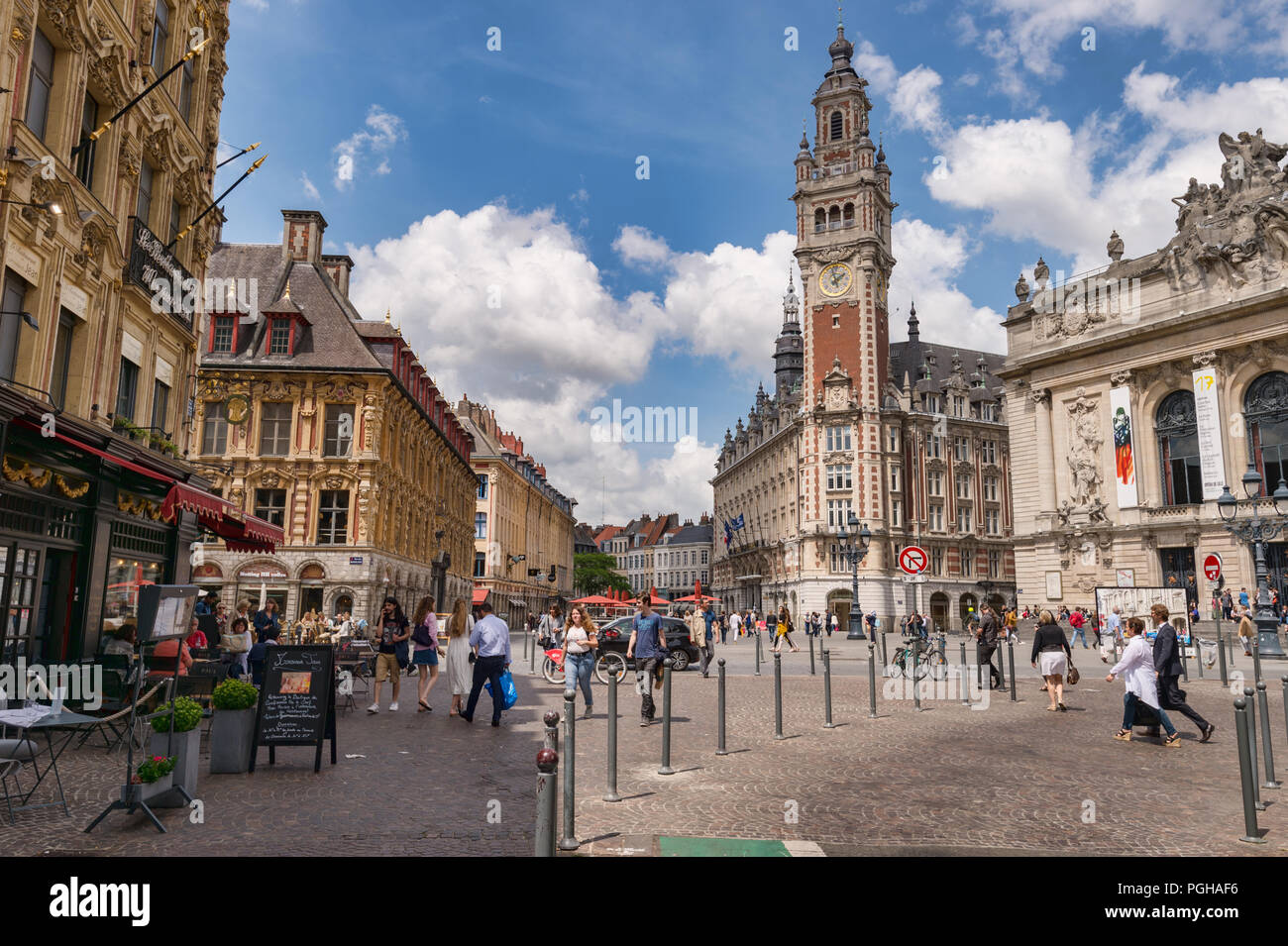 Lille, Frankreich - 15. Juni 2018: die Menschen zu Fuß im Theater Platz. Glockenturm der Chambre de Commerce und der Oper im Hintergrund. Stockfoto