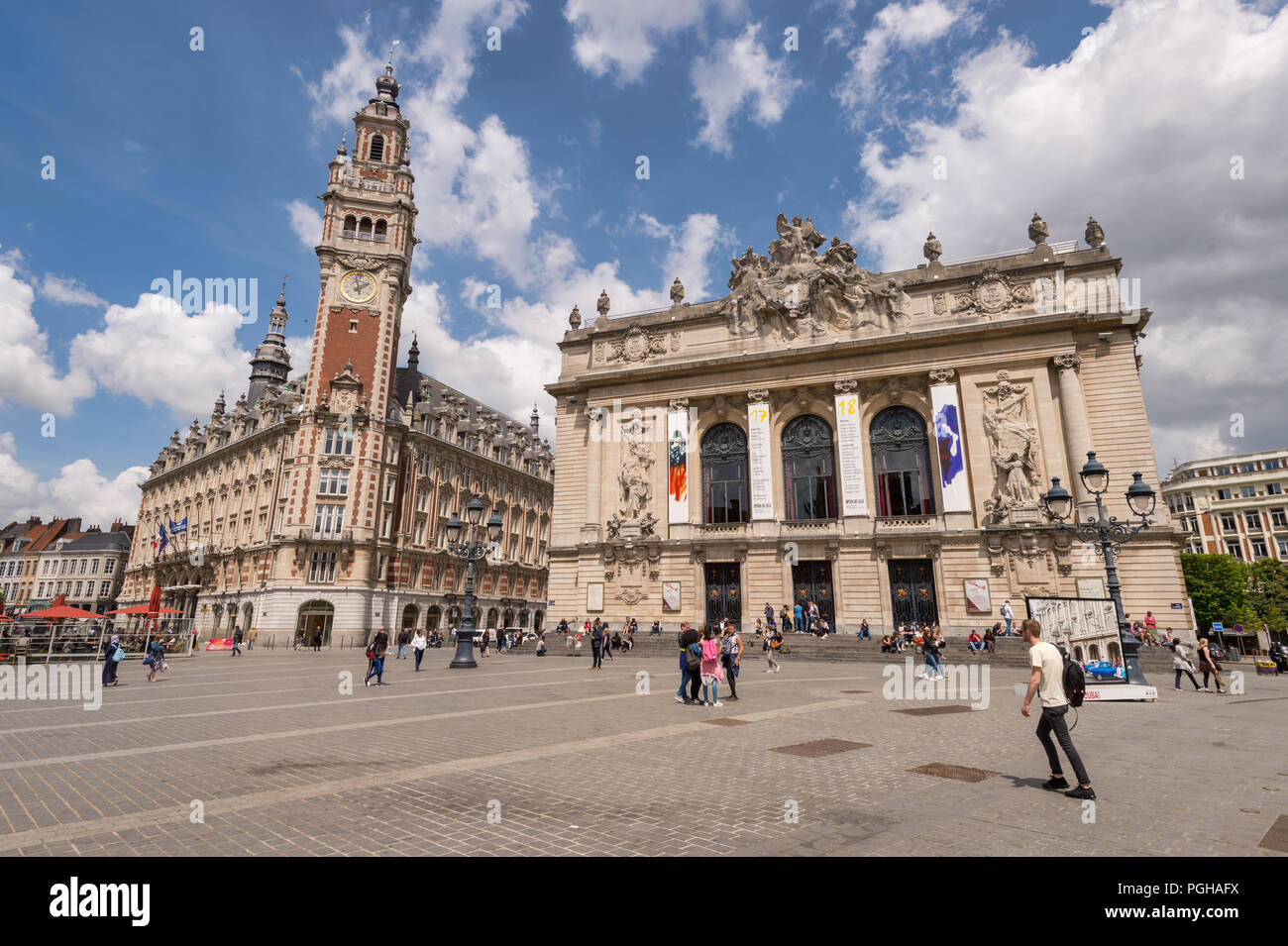 Lille, Frankreich - 15. Juni 2018: die Menschen zu Fuß im Theater Platz. Glockenturm der Chambre de Commerce und der Oper im Hintergrund. Stockfoto