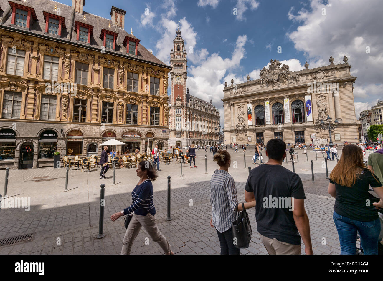 Lille, Frankreich - 15. Juni 2018: die Menschen zu Fuß im Theater Platz. Glockenturm der Chambre de Commerce und der Oper im Hintergrund. Stockfoto