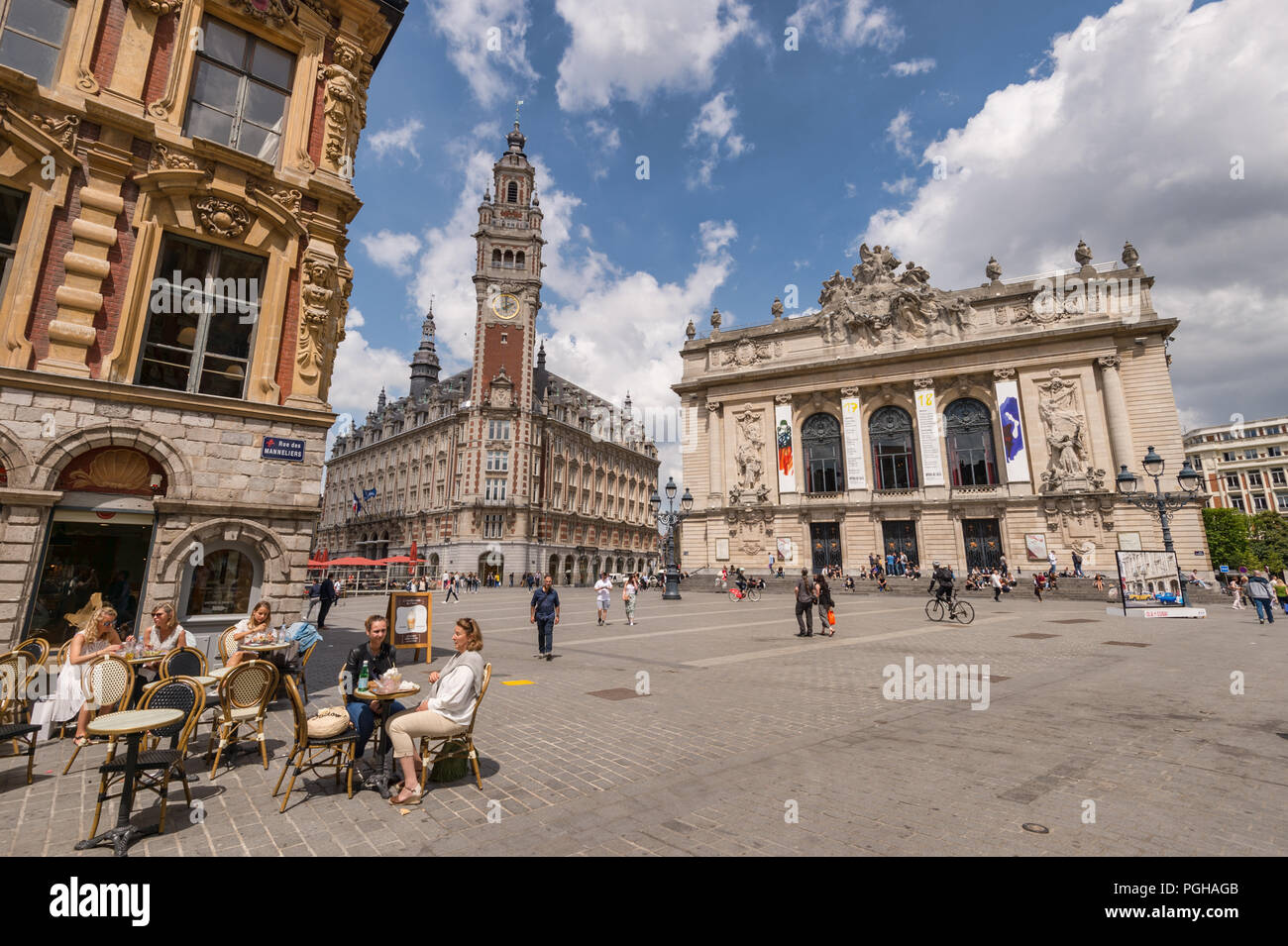 Lille, Frankreich - 15. Juni 2018: alte Fassade und Glockenturm der Chambre de Commerce. Stockfoto