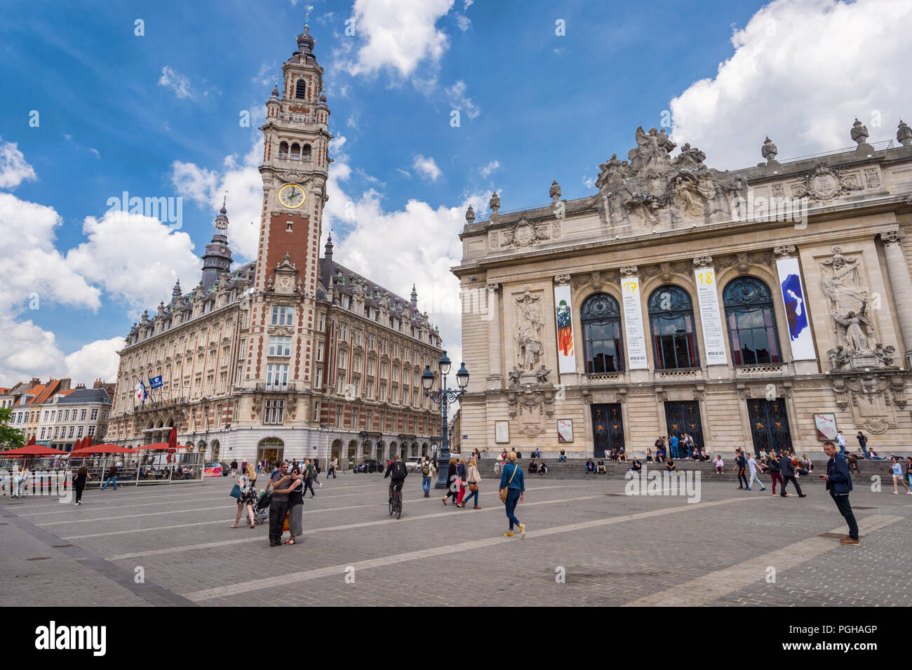 Lille, Frankreich - 15. Juni 2018: die Menschen zu Fuß im Theater Platz. Glockenturm der Chambre de Commerce und der Oper im Hintergrund. Stockfoto