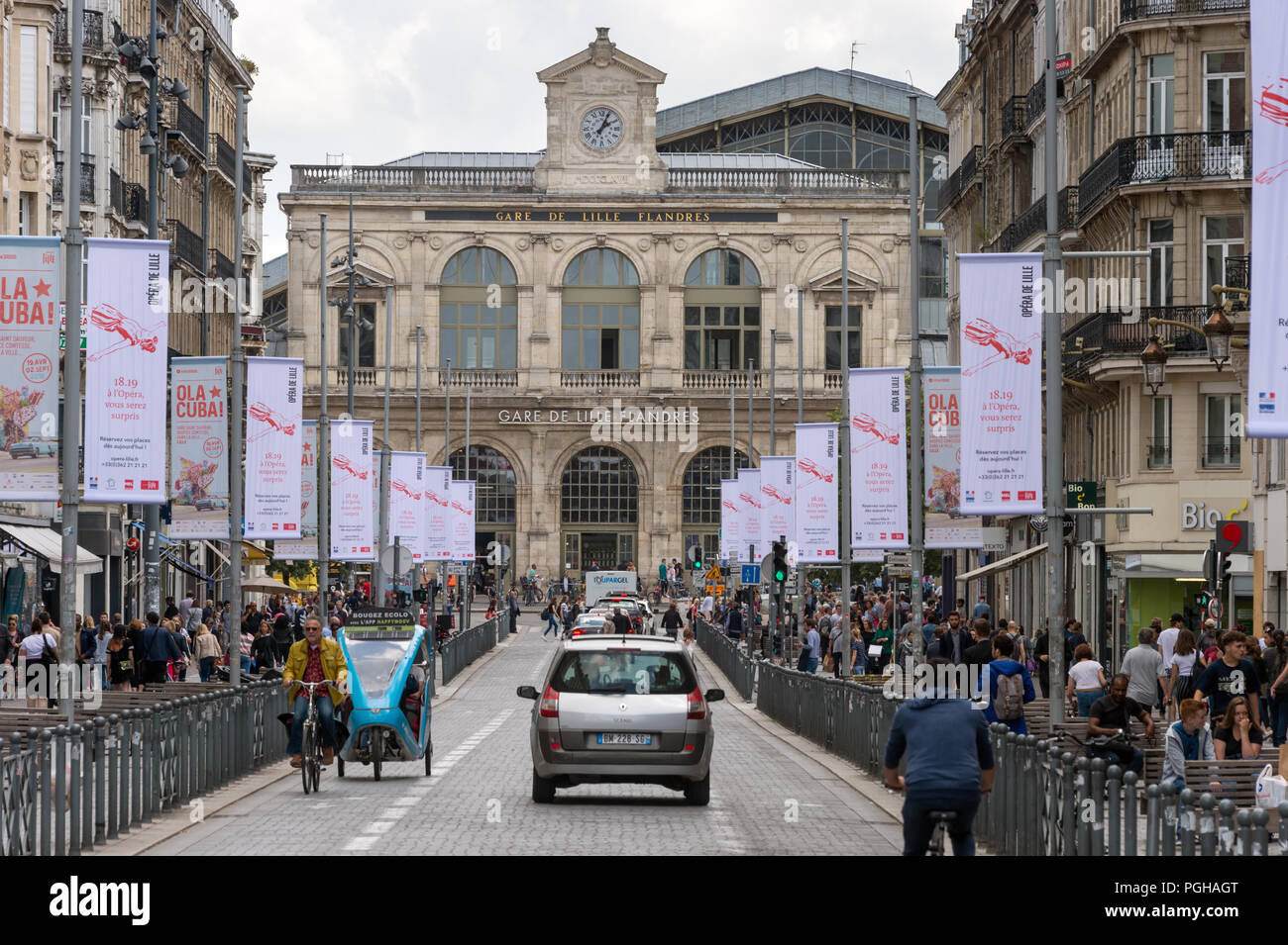 Lille, Frankreich - 15. Juni 2018: Verkehr und Menschen zu Fuß auf Faidherbe Straße. Lille Bahnhof im Hintergrund. Stockfoto