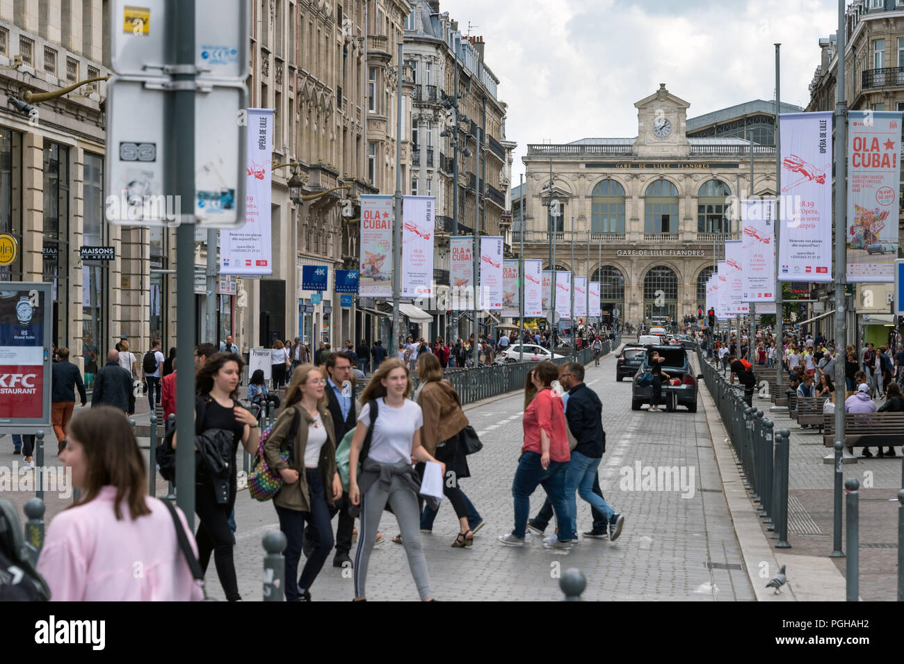 Lille, Frankreich - 15. Juni 2018: Verkehr und Menschen zu Fuß auf Faidherbe Straße. Lille Bahnhof im Hintergrund. Stockfoto