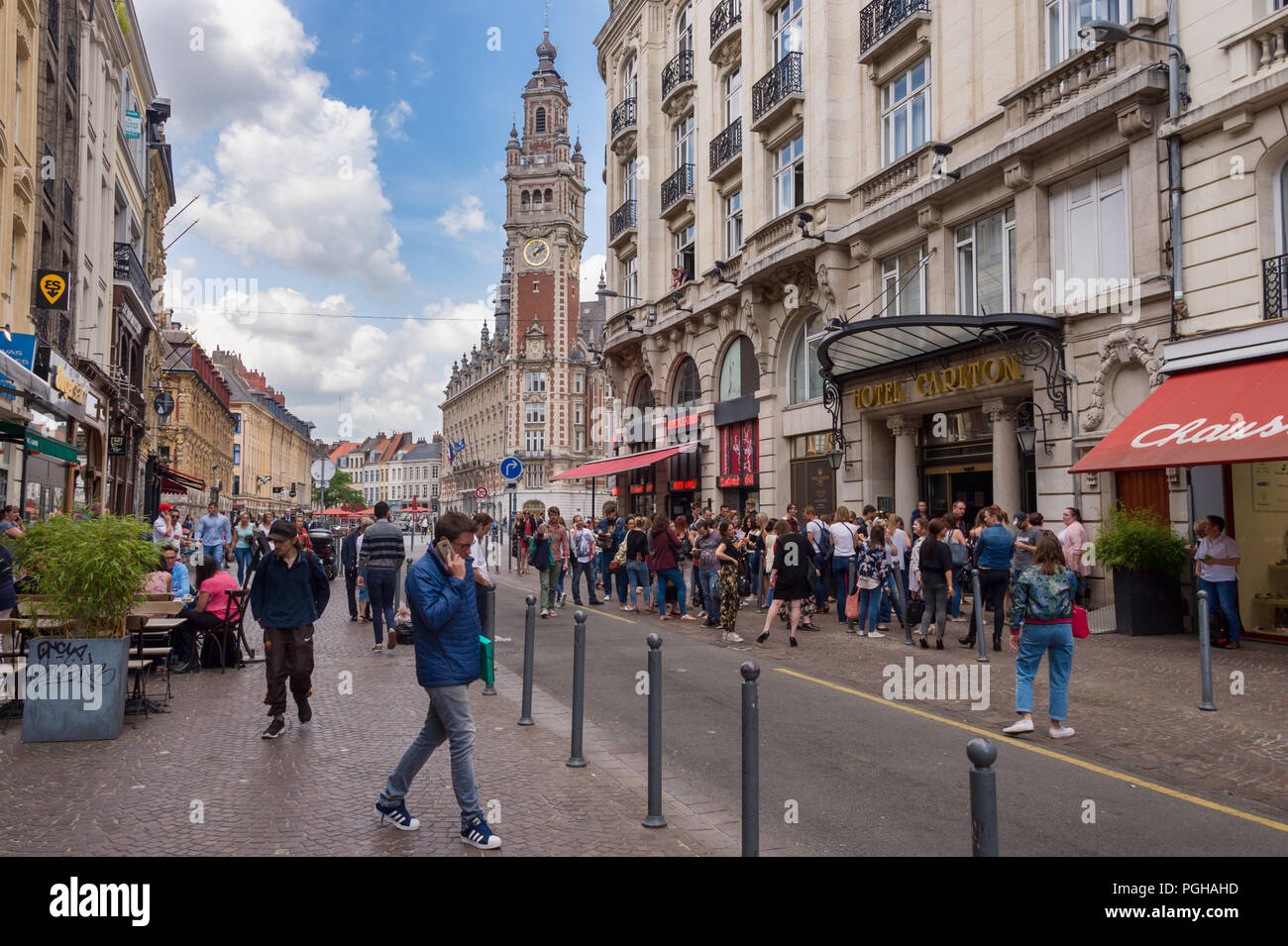 Lille, Frankreich - 15. Juni 2018: die Menschen zu Fuß auf Pierre Mauroy Straße. Glockenturm der Chambre de Commerce im Hintergrund. Stockfoto